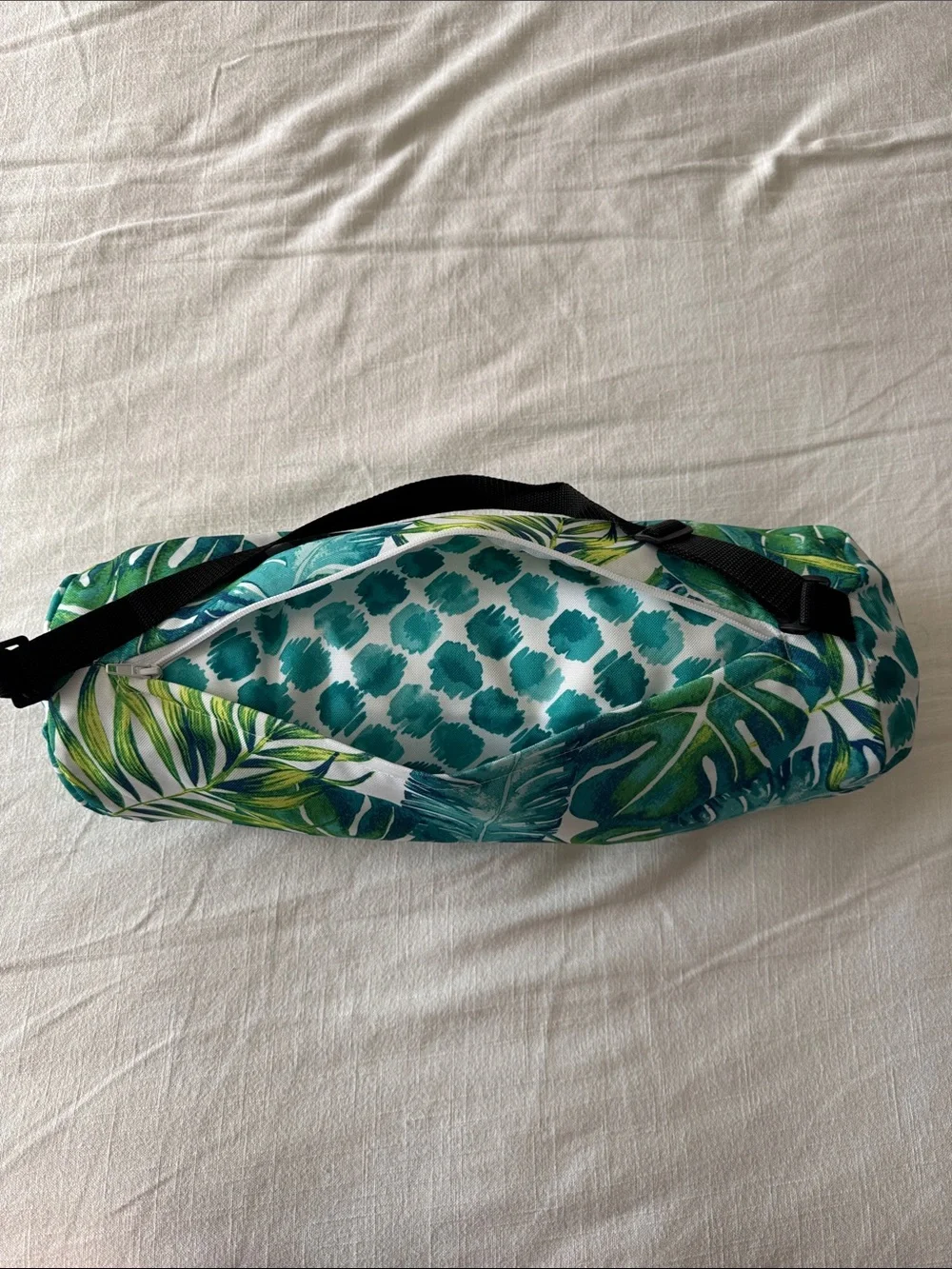 🌴 EUC Isaac Mizrahi Reversible Beach Blanket with Carry Bag – 60” x 70”